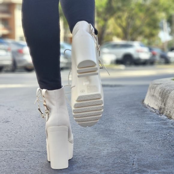 Women's Block Heel Lace Up Botties White Color - Picture 7 of 7